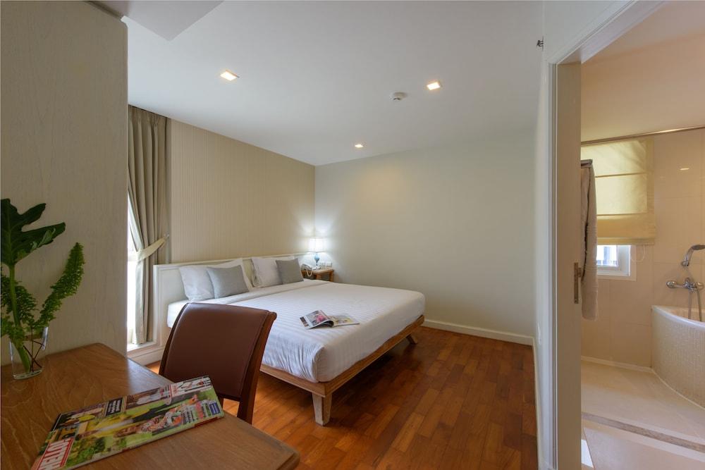 Sabai Sathorn *
